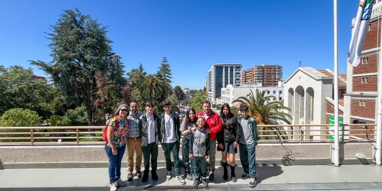 Alumnos de la Escuela Carlos Spano de Talca conocen el Gobierno Regional en un recorrido guiado por el gobernador
