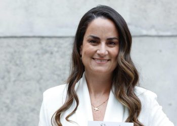 Sharoni Rosenberg presentó con éxito “La historia que te cuentas” en Santiago y anuncia visita al Maule para compartir su mensaje sobre propósito