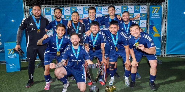 De la oficina a la cancha: El equipo que quiere volver a hacer historia en el campeonato de futbolito más grande de Sudamérica