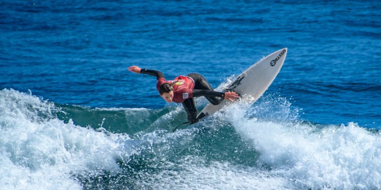 Municipalidad de Pelluhue entrega subvención a surfista María Weiss para el Mundial Junioren Perú