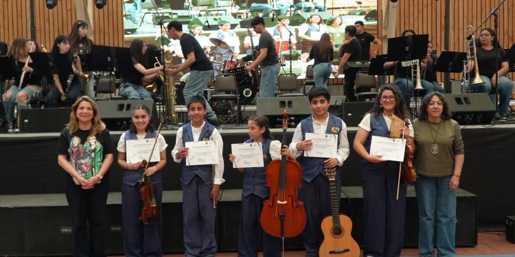 Masivo y exitoso encuentro de bandas escolares organiza SLEP Maule Costa en Cauquenes