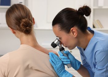 Radiación extrema en verano: Expertos llaman a reforzar la protección solar y la detección temprana del cáncer de piel