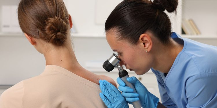 Radiación extrema en verano: Expertos llaman a reforzar la protección solar y la detección temprana del cáncer de piel