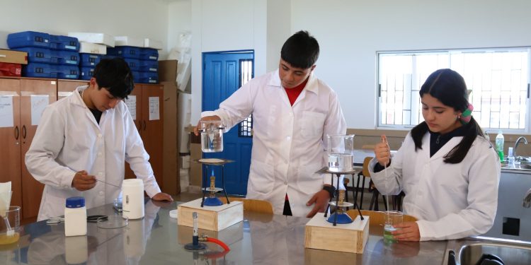 En moderno laboratorio de ciencias trabajaron este año alumnos de Liceo San Ignacio de Empedrado