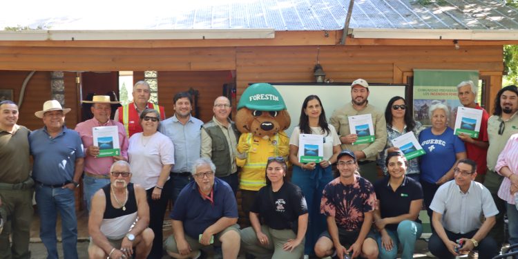 Autoridades refuerzan trabajo con comunidades para prevenir incendios forestales en precordillera de Linares