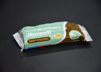 Junaeb y Mindep lanzan barra de proteína para estudiantes que practican deportes