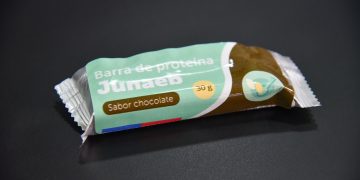 Junaeb y Mindep lanzan barra de proteína para estudiantes que practican deportes