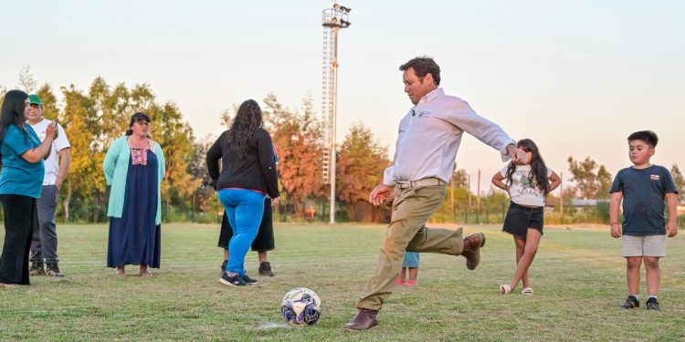 Nueva iluminación transforma la cancha de Villa Los Robles en un punto seguro para el deporte comunitario