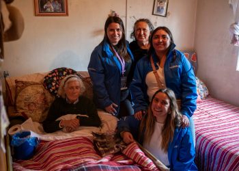 Vecinos con movilidad reducida de Pencahue reciben camas clínicas para mejorar su calidad de vida