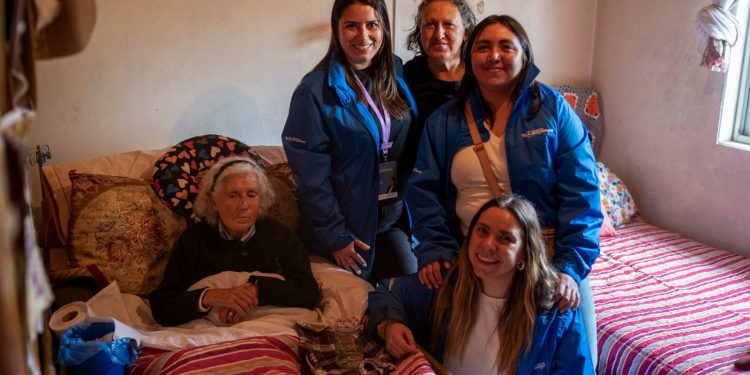 Vecinos con movilidad reducida de Pencahue reciben camas clínicas para mejorar su calidad de vida