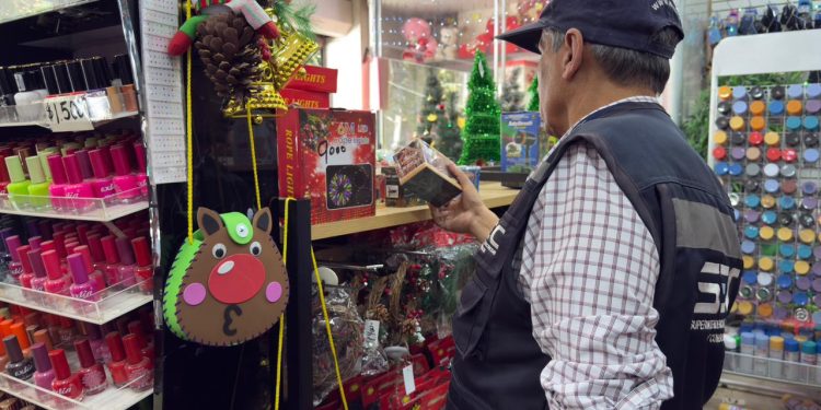 Autoridades refuerzan fiscalización de venta de guirnaldas y luces navideñas en el Maule