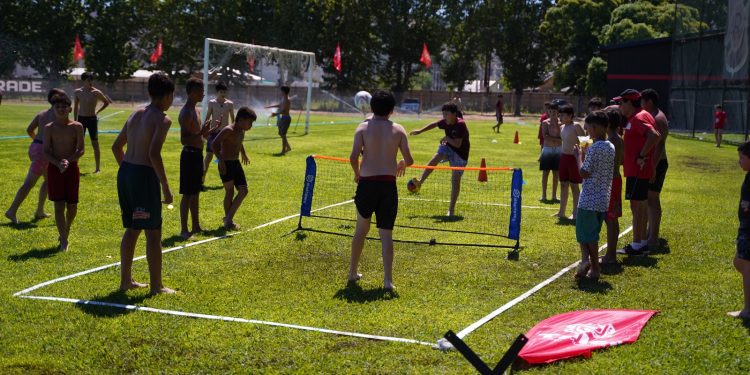 Casi un centenar de niños participaron en el cierre anual de escuelas de fútbol municipales en Talca