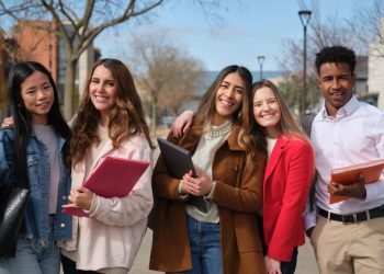 Estudiantes chilenos podrán postular a becas OEA–VIU para maestrías online