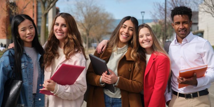 Estudiantes chilenos podrán postular a becas OEA–VIU para maestrías online