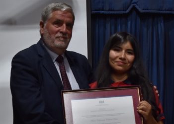 Premio Roberto Hernández Cornejo a María Esperanza Cabrera Peña de la Escuela San Miguel de Talca y obsequio de la Fundación al establecimiento educativo