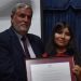 Premio Roberto Hernández Cornejo a María Esperanza Cabrera Peña de la Escuela San Miguel de Talca y obsequio de la Fundación al establecimiento educativo