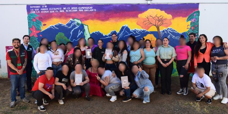 Mujeres privadas de libertad del Penal Femenino de Talca, realizan un mural artístico