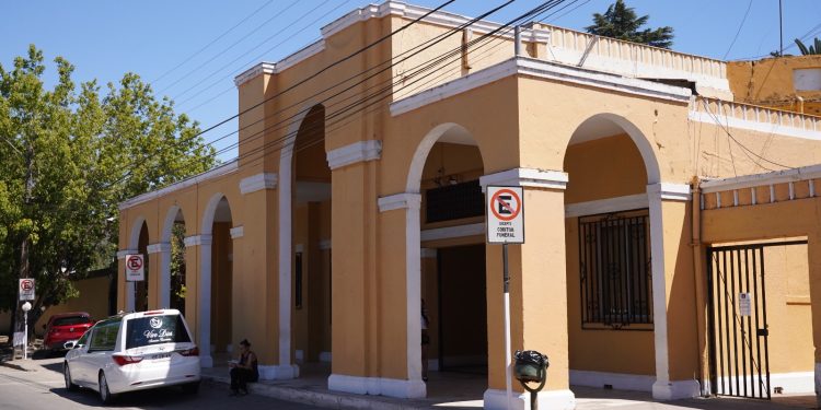 Tradición de Año Nuevo en Talca: Cementerio Municipal informa horarios especiales de apertura de día y de noche