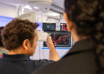 Avance en salud pública regional: Gobernador del Maule visita nuevo angiógrafo del Hospital Regional de Talca