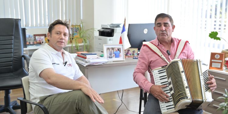 Gobernador del Maule reconoce la trayectoria del cantante de música ranchera Solibino Ibarra