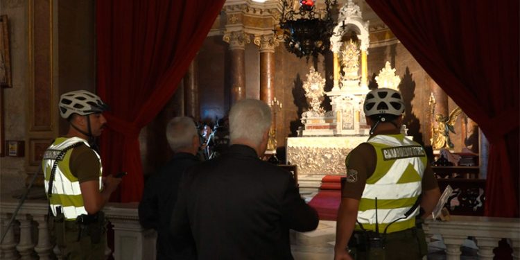 Robo en la Catedral de Santiago: sustraen candelabros patrimoniales