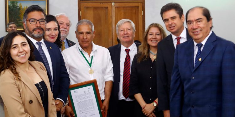 Raúl Narváez Gómez recibe investidura como hijo ilustre de Curicó