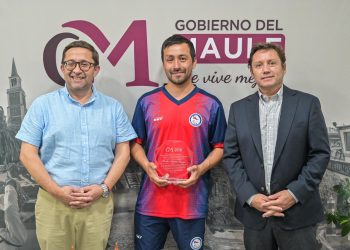 Gobernador Álvarez-Salamanca reconoce a destacado deportista maucho Nicolás Medina