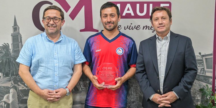 Gobernador Álvarez-Salamanca reconoce a destacado deportista maucho Nicolás Medina