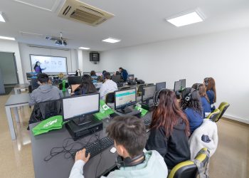 Profesionales se forman como docentes para enfrentar el déficit de educadores en Chile