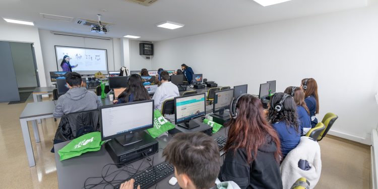 Profesionales se forman como docentes para enfrentar el déficit de educadores en Chile