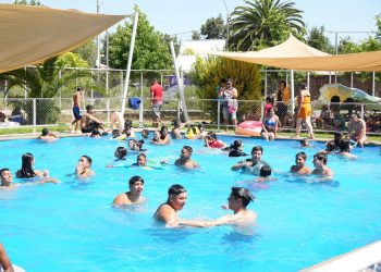 Más de 34 mil vecinos han asistido a las piscinas municipales gratuitas para compartir y refrescarse en familia