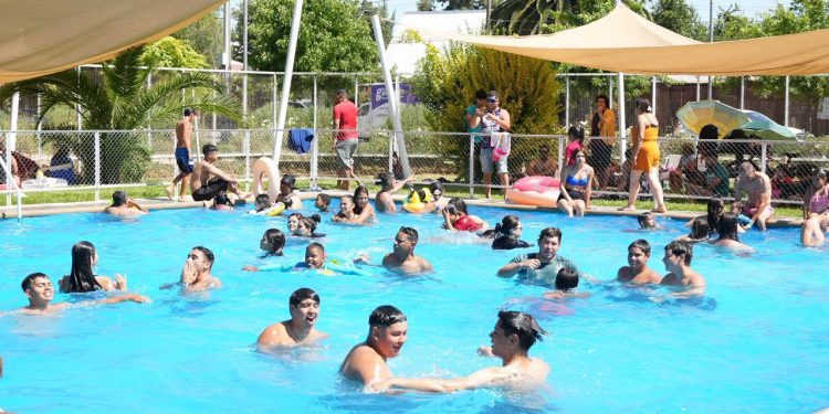Más de 34 mil vecinos han asistido a las piscinas municipales gratuitas para compartir y refrescarse en familia