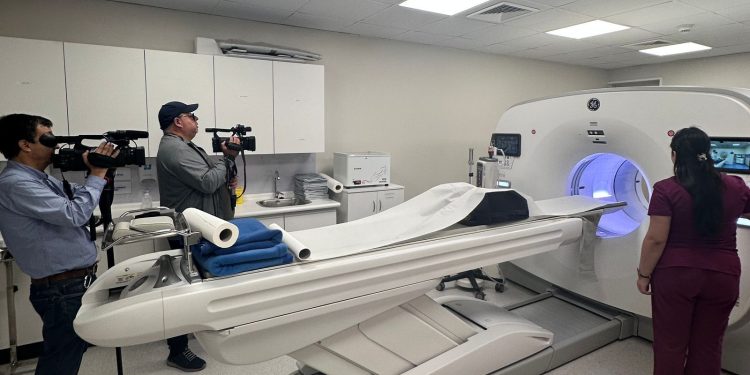  Andes Salud Talca y Agrupación Claro de Vida realizaron operativo preventivo sin costo y llamado a la detección precoz de cáncer en el Maule