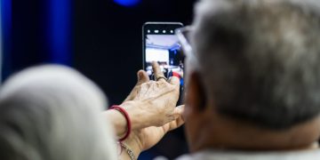Último mes para postular al Fondo 55+ de Entel para inclusión digital de personas mayores