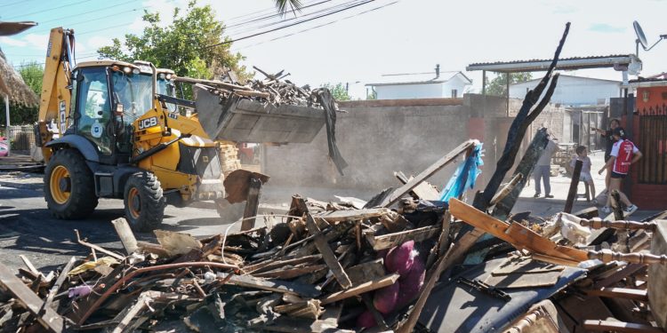 Retiro de escombros y ayuda social para familias damnificadas de San Javier