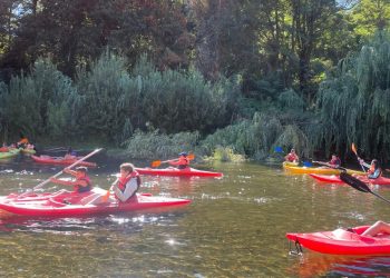 Corporación de Deportes de Curicó desarrolla taller de kayak enfocado en la seguridad acuática y la iniciación deportiva