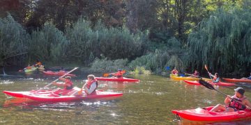 Corporación de Deportes de Curicó desarrolla taller de kayak enfocado en la seguridad acuática y la iniciación deportiva