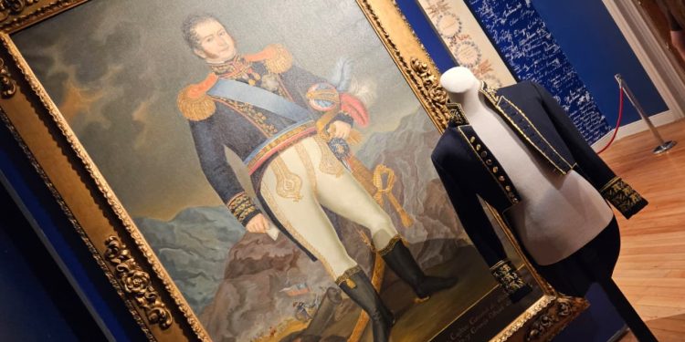 Museo O’Higginiano exhibe réplica de chaquetilla de Bernardo O’Higgins