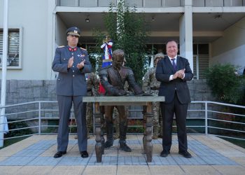 Acto simbólico: Alcalde Juan Carlos Díaz entrega pluma a Bernardo O’Higgins para Firma de Proclamación de la Independencia y reafirma rol de Talca en el hecho histórico
