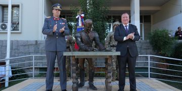 Acto simbólico: Alcalde Juan Carlos Díaz entrega pluma a Bernardo O’Higgins para Firma de Proclamación de la Independencia y reafirma rol de Talca en el hecho histórico