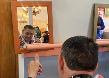 Jóvenes bajo la sanción de Libertad Asistida Especial llevan alegría a hogar de adultos mayores de Fundación Las Rosas 