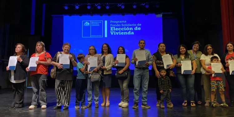 207 Familias de Villa La Florida de Linares obtienen las escrituras de sus viviendas 