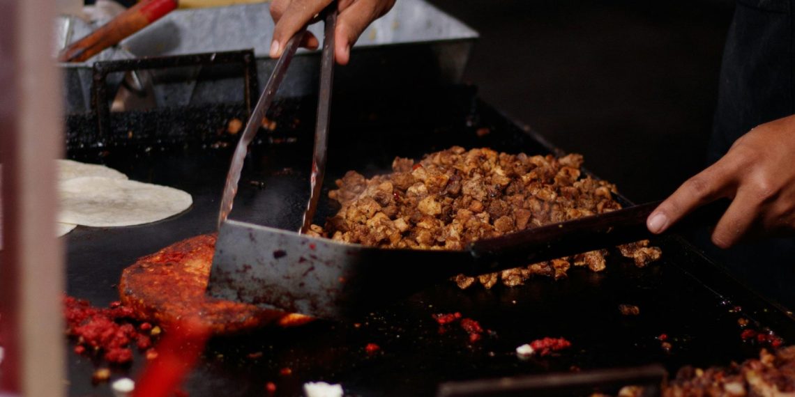 Nutricionista advierte riesgos sanitarios por venta irregular de alimentos en la calle y playas