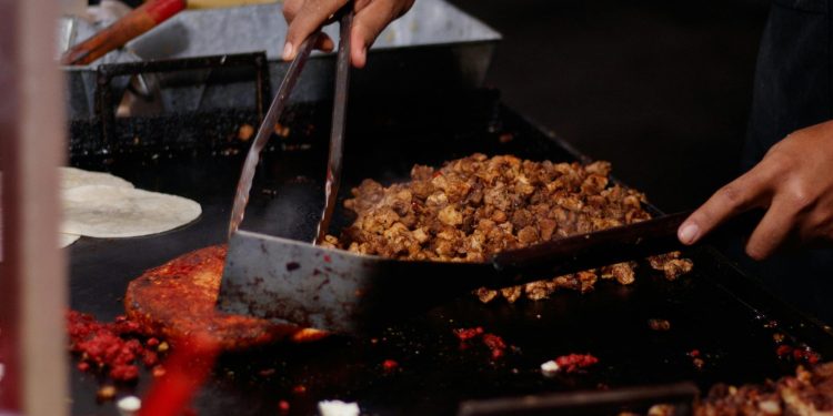 Nutricionista advierte riesgos sanitarios por venta irregular de alimentos en la calle y playas