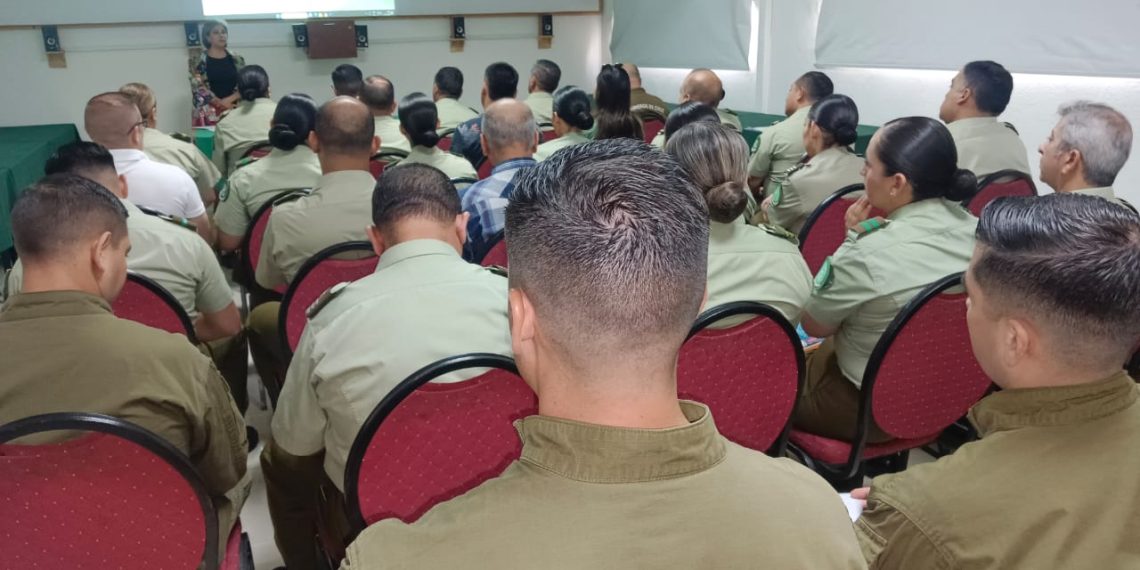 Ofrecen charla a Carabineros sobre acceso a la salud 