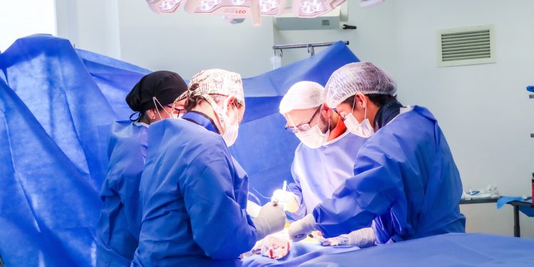 HRT aumentó en 24% operaciones quirúrgicas durante 2025 y fortaleció resolución de listas de espera