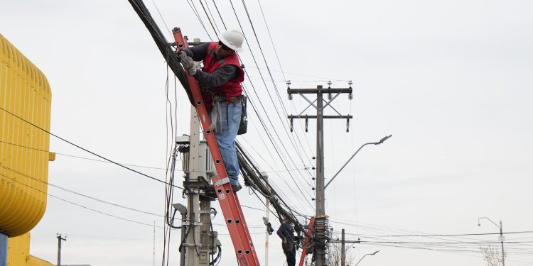 Talca despeja su cielo urbano: más de 1.500 metros de cables retirados y 5.000 metros ordenados