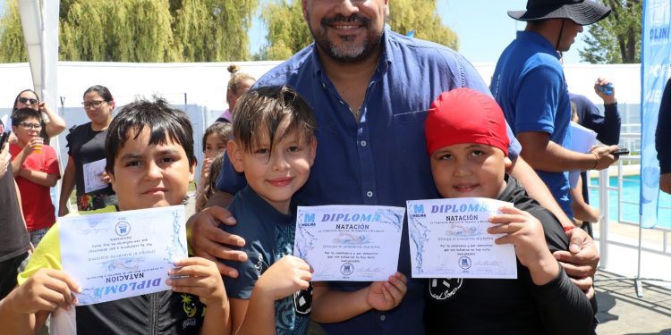 Niños y jóvenes aprenden a nadar con cursos gratuitos en Molina