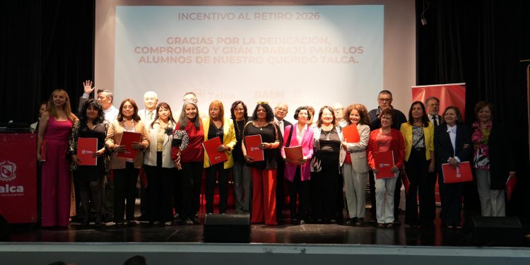 Entre abrazos y gratitud: profesores y asistentes de la educación municipal de Talca se acogen a retiro tras décadas de servicio