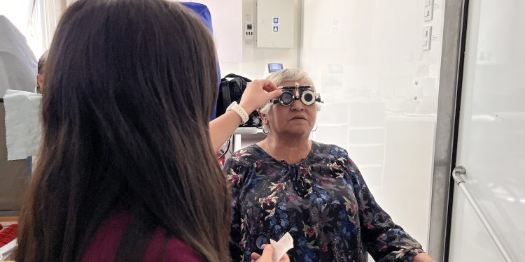 Operativo móvil oftalmológico en el HRT busca reducir listas de espera GES